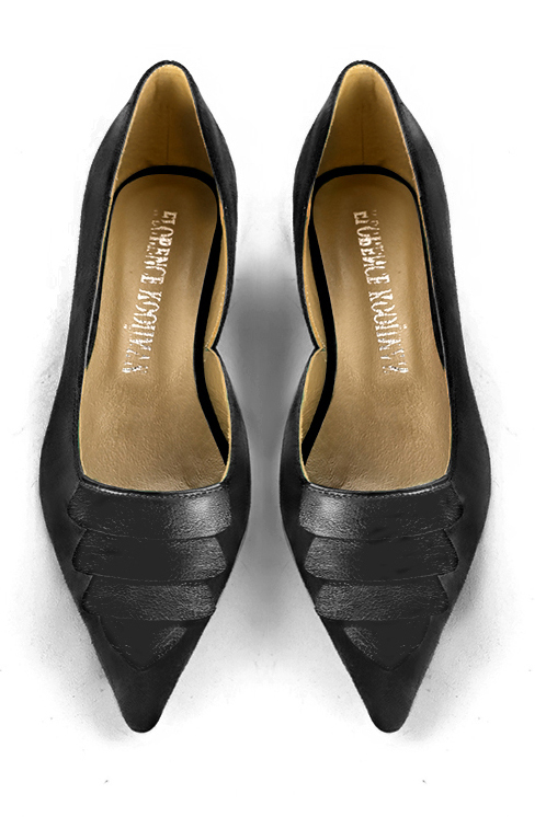Matt black women's open arch dress pumps. Pointed toe. Flat flare heels. Top view - Florence KOOIJMAN